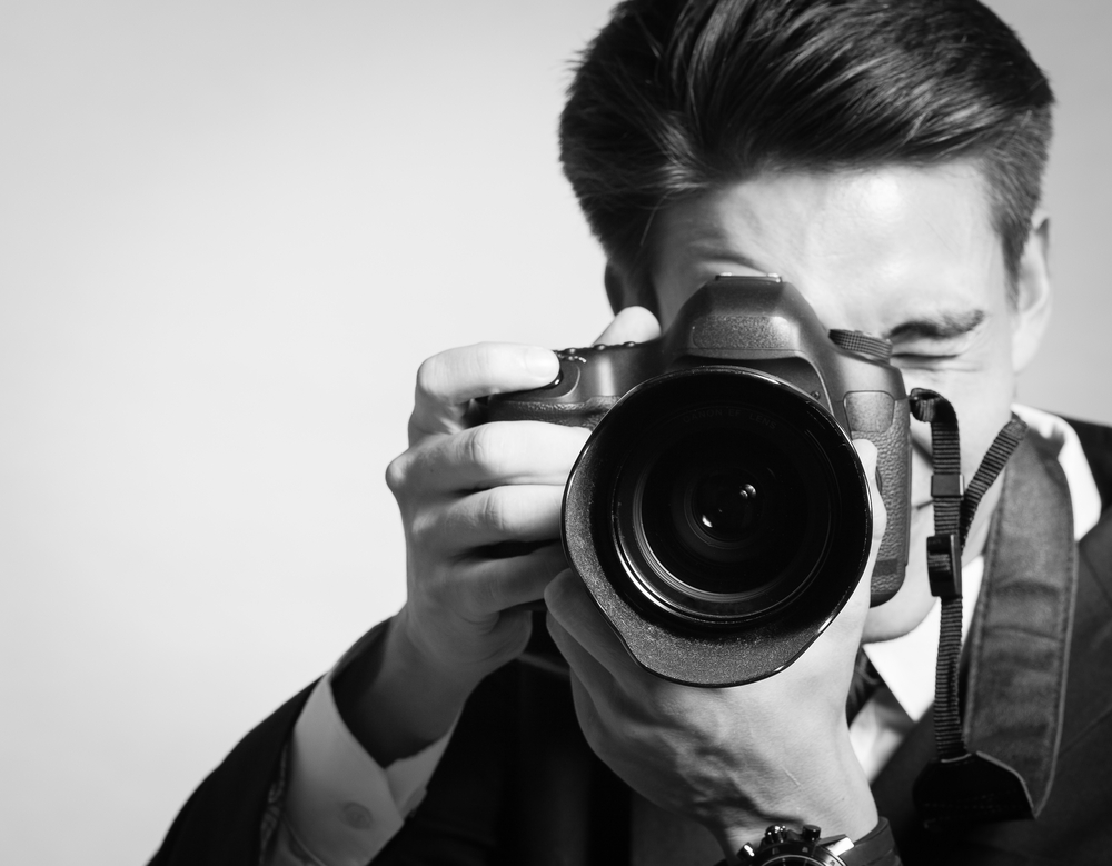 Male-Portrait-Photographer-Holding-a-Big-Camera